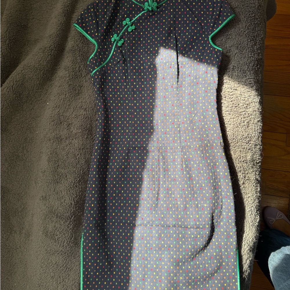 Elegant and Comfy Cheongsam Dress with Green Accents, size SX